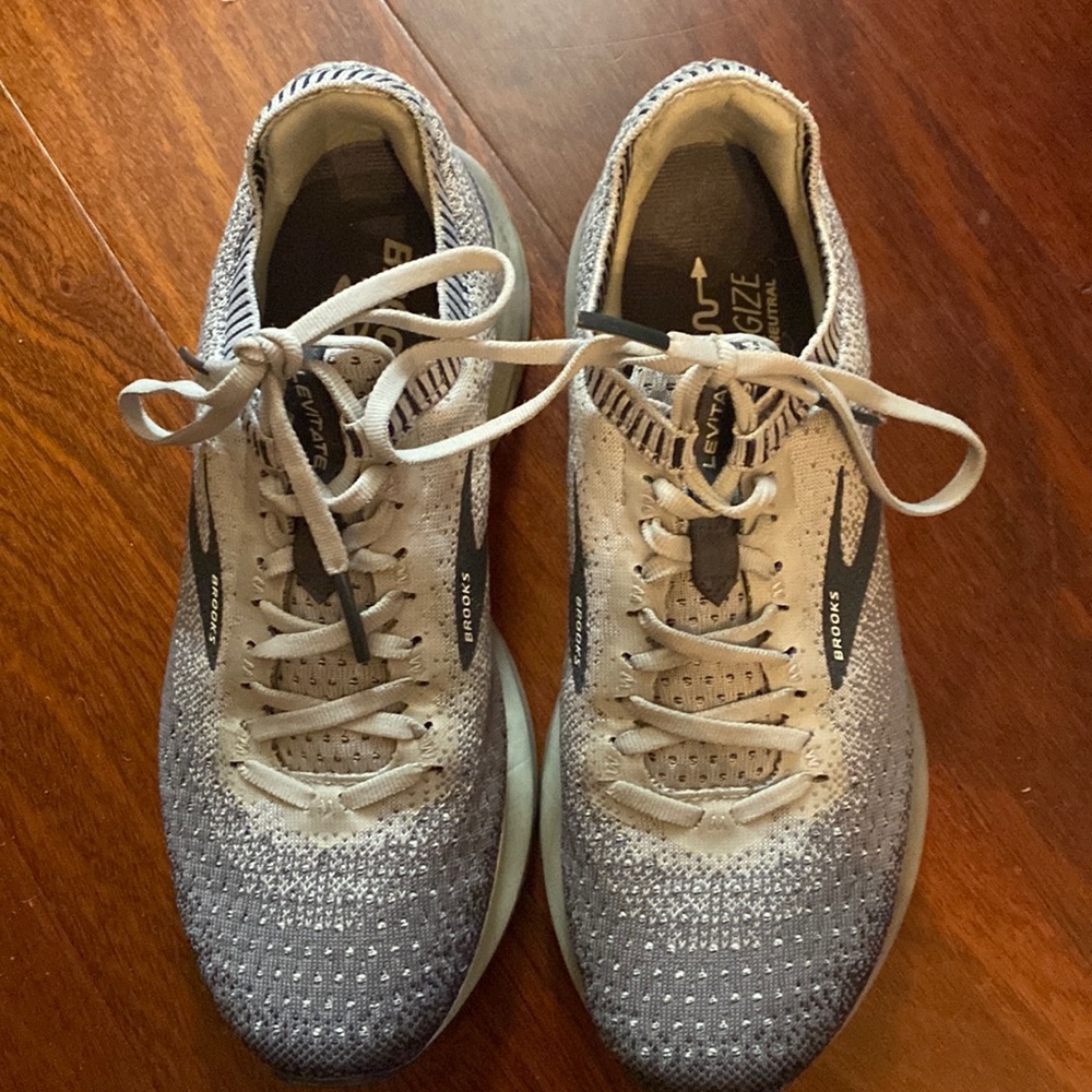 Brooks levitate 2 size 8